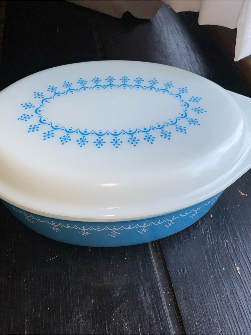 Pyrex White Lid with Blue Floral Band Covered Casserole - Picture 2 of 8